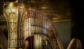 En närbild på överstycket till en harpa.