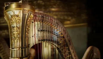 En närbild på överstycket till en harpa.