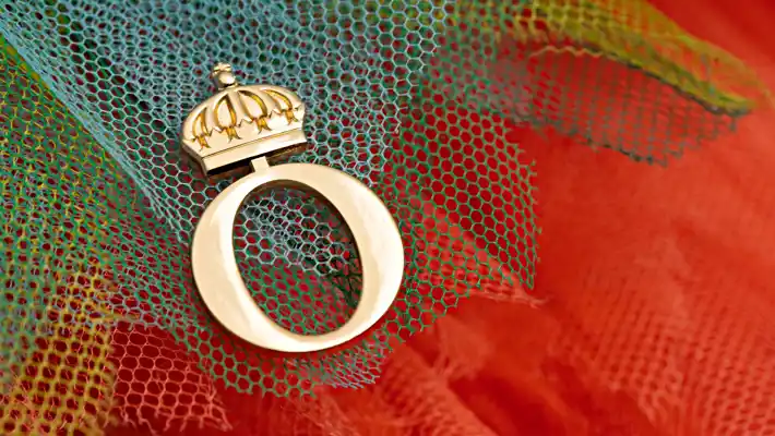 Tyll i olika färger med Kungliga Operans emblem i guld.