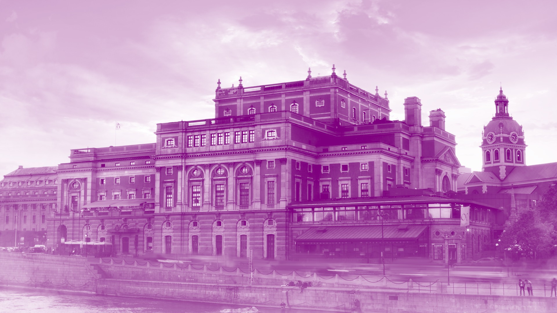 Ett stort hus vid ett vattendrag, en kyrka i bakgrunden, allt täckt av en lila färg.