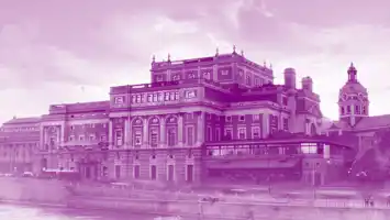 Ett stort hus vid ett vattendrag, en kyrka i bakgrunden, allt täckt av en lila färg.