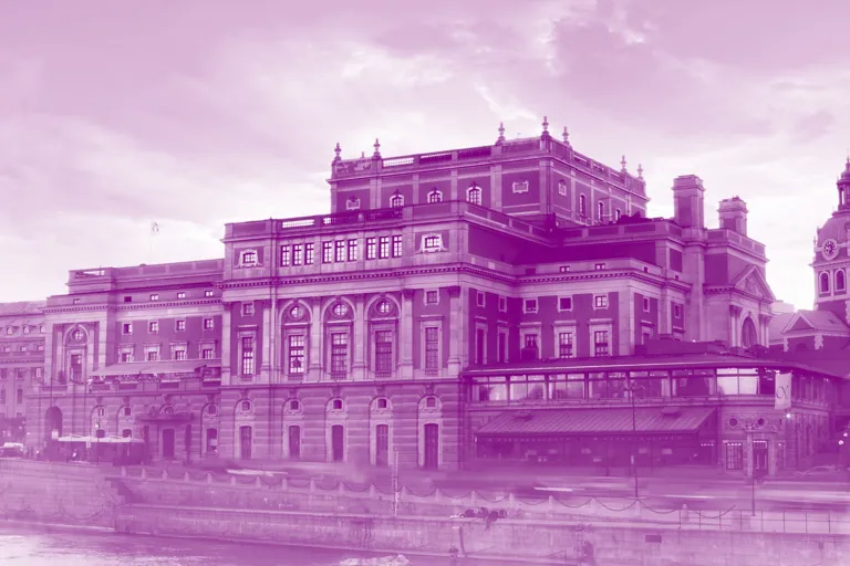 Ett stort hus vid ett vattendrag, en kyrka i bakgrunden, allt täckt av en lila färg.